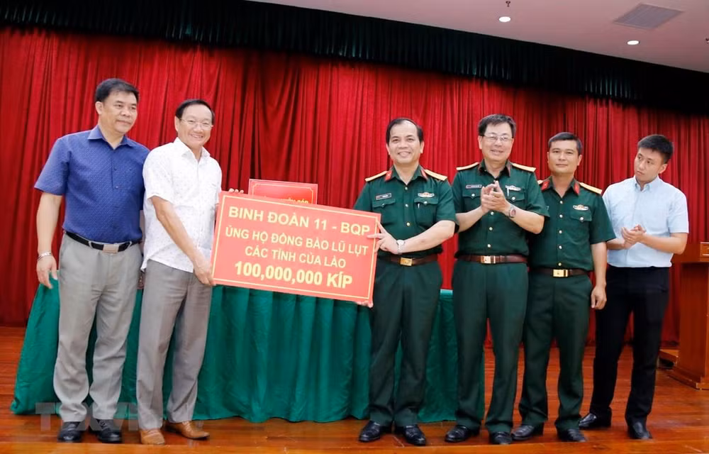 L'ambassade du Vietnam recueille des fonds pour les victimes des inondations au Laos ảnh 1