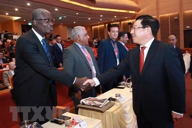  Les ambassadeurs des pays du Moyen-Orient et d'Afrique saluent la coopération économique avec le VN ảnh 1