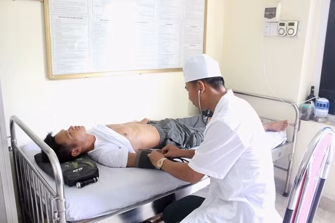 Remise d’un pêcheur chinois en détresse dans la mer du Vietnam ảnh 1