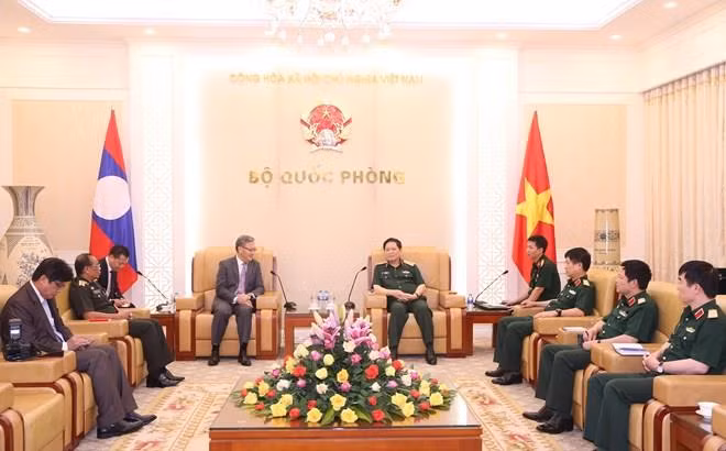 Le ministre de la Défense reçoit l'ambassadeur du Laos ảnh 1