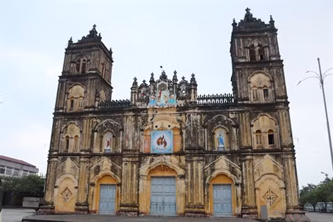 Le jardin Ave Maria et la magnifique cathédrale de Bùi Chu attirent les touristes ảnh 1