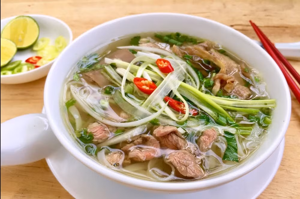 Le pho parmi les plats servis dans un bol les plus délicieux au monde ảnh 1