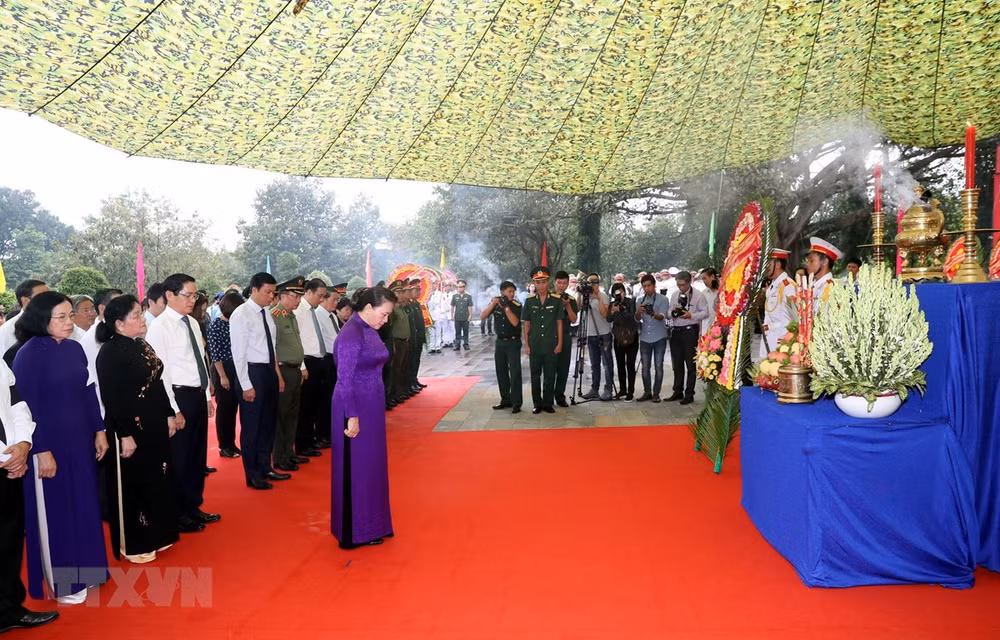 La présidente de l'AN assiste à la cérémonie d'inhumation des restes de martyrs à Tay Ninh ảnh 1