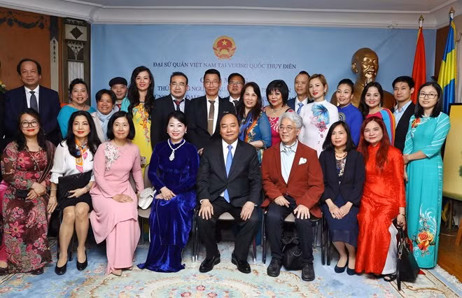 Le PM Nguyen Xuan Phuc rencontre des représentants de la communauté vietnamienne en Suède ảnh 1