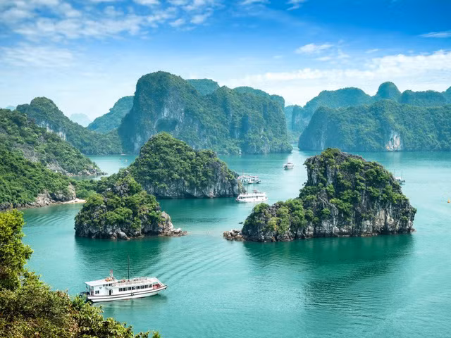 La baie d'Ha Long parmi les merveilles naturelles du monde ảnh 1