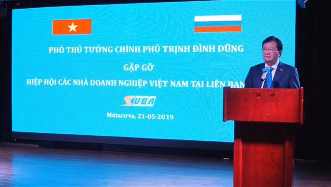 Le vice-PM Trinh Dinh Dung rencontre des entrepreneurs vietnamiens en Russie ảnh 1