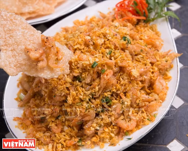 Des menues crevettes frites servies avec des galettes de riz grillées ảnh 4