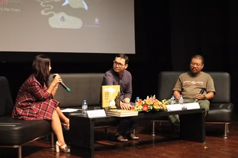 Table ronde "Le passé vivant" et présentation du livre d'art Linh Nam chich quai ảnh 3