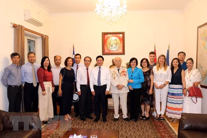 Le vice-Premier ministre Pham Binh Minh rend visite à l'ambassade du Vietnam en Grèce ảnh 1