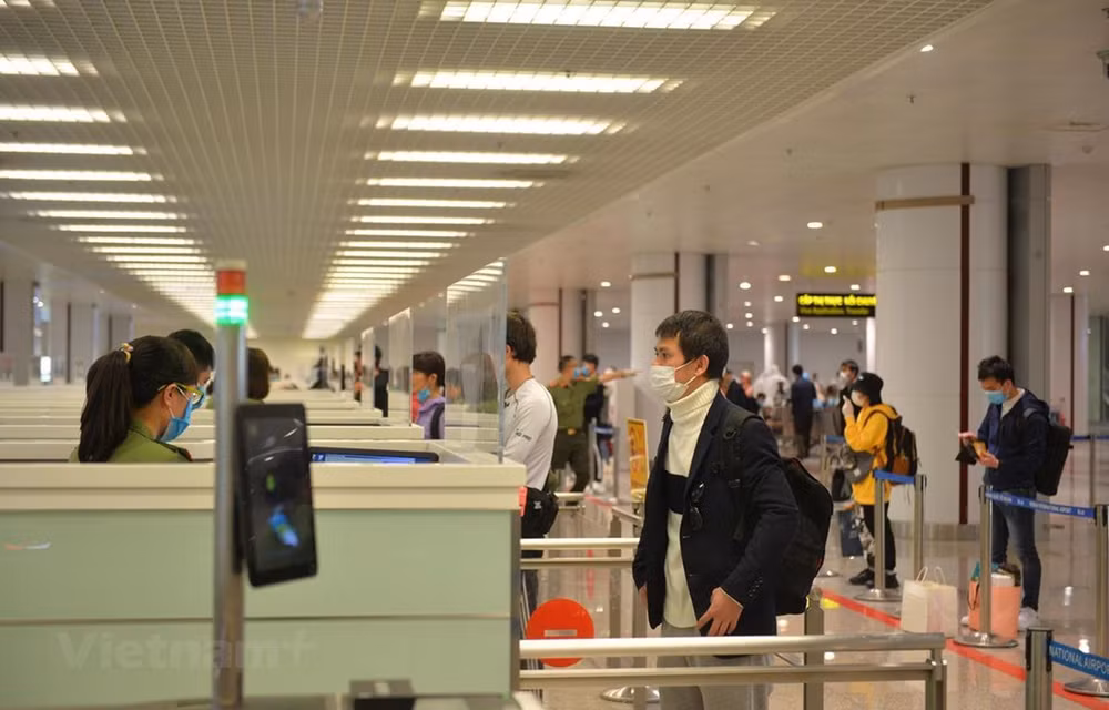 COVID-19: L’aéroport de Noi Bai devrait accueillir 276 ressortissants vietnamiens le 23 mars ảnh 1