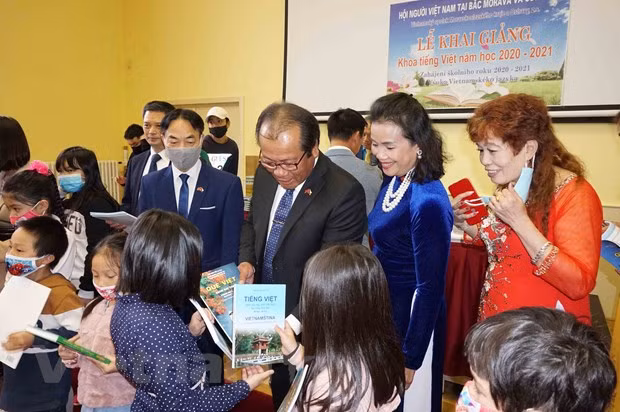 L’enseignement de la langue vietnamienne maintenu à Moravie (République tchèque) ảnh 1