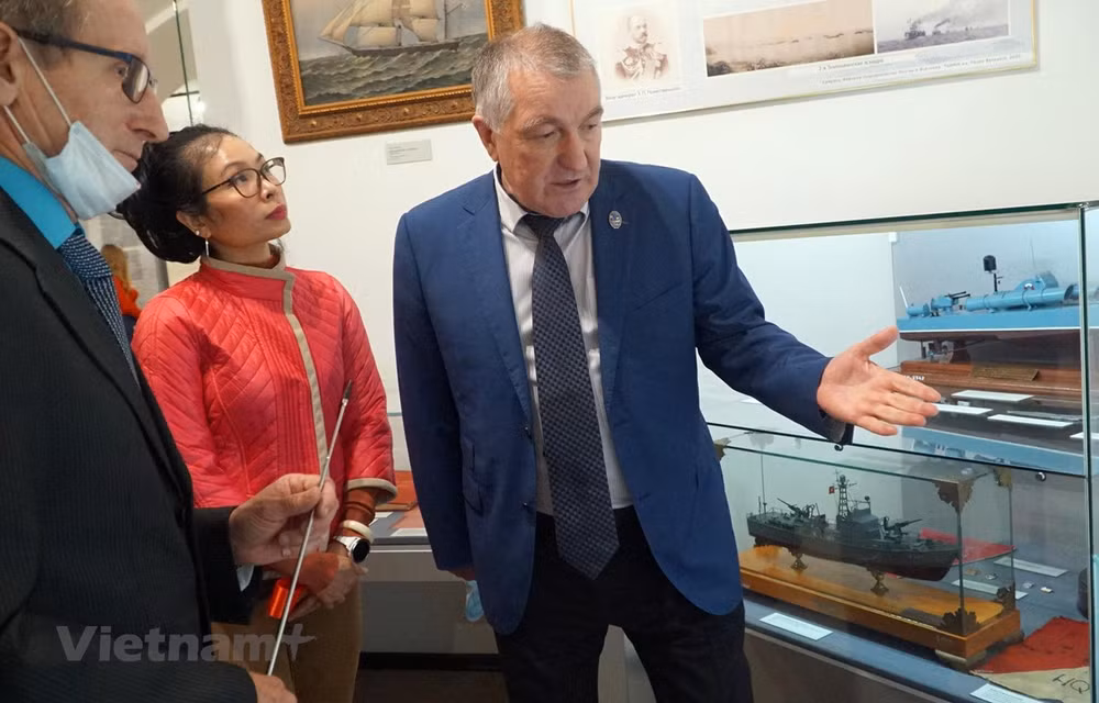 Ouverture de l'exposition « Cam Ranh : coopération militaire Vietnam-Russie » à Saint-Pétersbourg ảnh 1