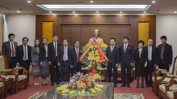 Une délégation laotienne adresse ses vœux de Nouvel An lunaire à Hoa Binh ảnh 1
