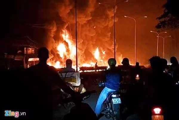 L'explosion d'un camion-citerne fait 6 morts dans la province de Binh Phuoc ảnh 1