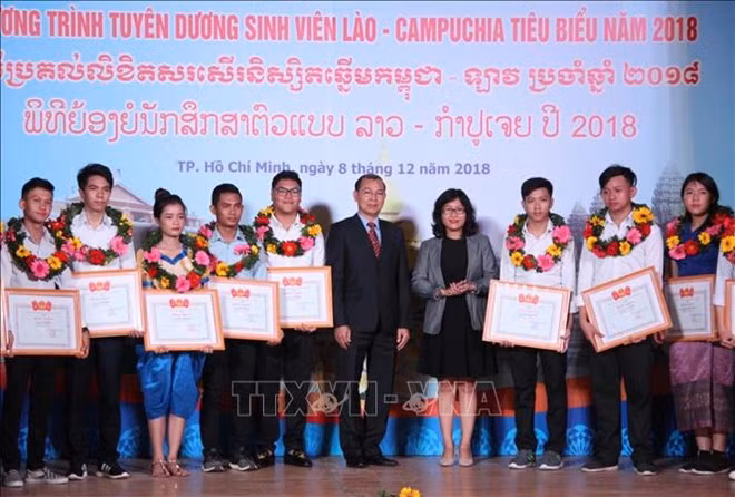 Des étudiants laotiens et cambodgiens exceptionnels honorés à Hô Chi Minh-Ville ảnh 1