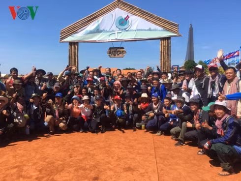 Des jeunes cambodgiens marchent pour célébrer l'anniversaire de la fondation du Front ảnh 1
