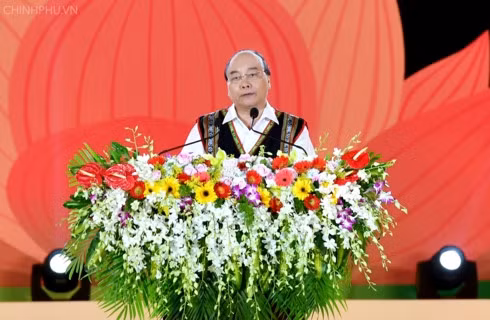 Le PM Nguyen Xuan Phuc au Festival de la culture des gongs du Tây Nguyên 2018 ảnh 1