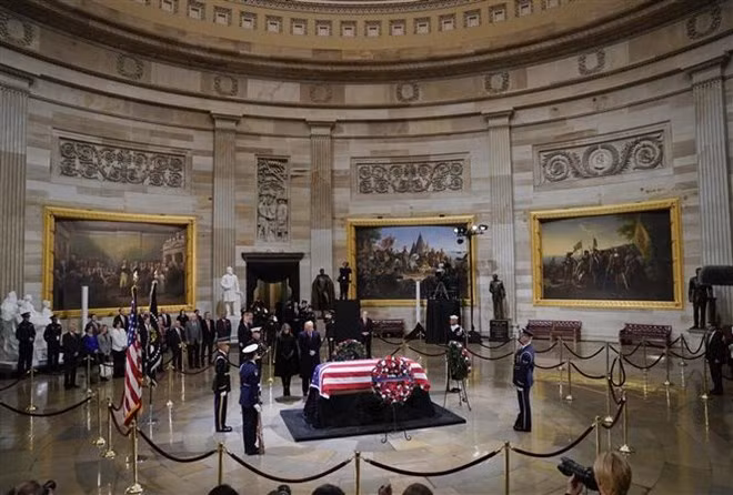 Le Vietnam rend hommage à l’ex-président américain George H.W. Bush ảnh 1