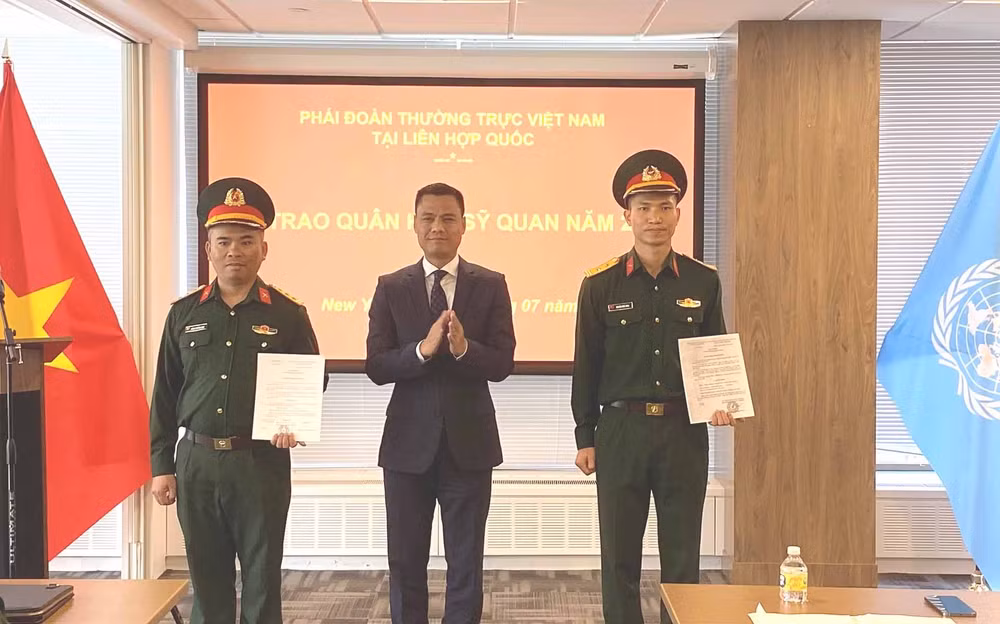 Remise de grades militaires à deux officiers vietnamiens travaillant à l’ONU ảnh 1