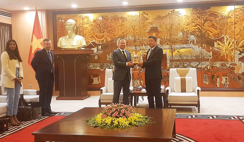 Promouvoir la coopération entre Hanoï et la chaîne télévisée CNN ảnh 1