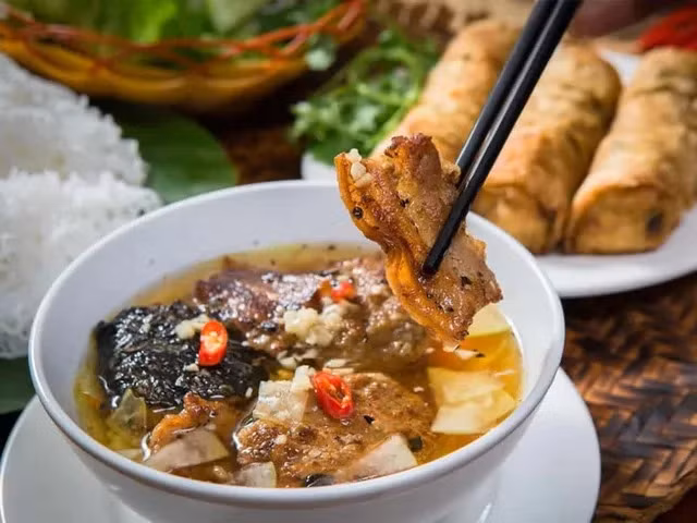 Un journaliste britannique parle du "pouvoir" du bun cha vietnamien ảnh 1