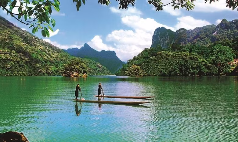 Un festival offre une expérience unique de la beauté du lac Ba Be en automne ảnh 1