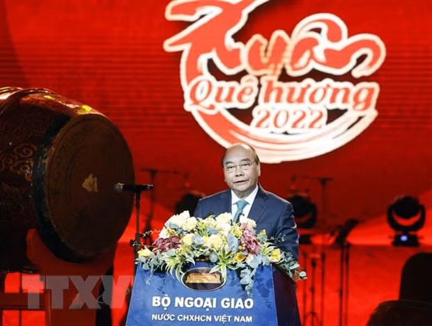 Le président Nguyen Xuan Phuc assiste au programme artistique “"Printemps du pays natal 2022" ảnh 1