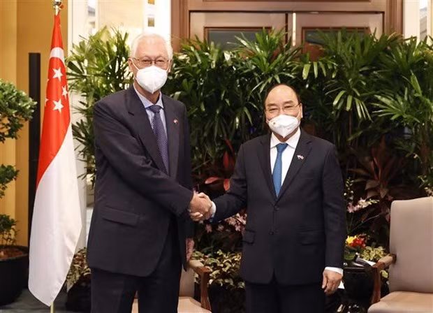 Le président Nguyen Xuan Phuc rencontre des personnalités singapouriennes ảnh 1