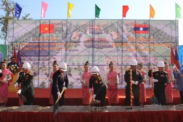 Le Vietnam aide l’armée laotienne à construire une école de théorie politique ảnh 1