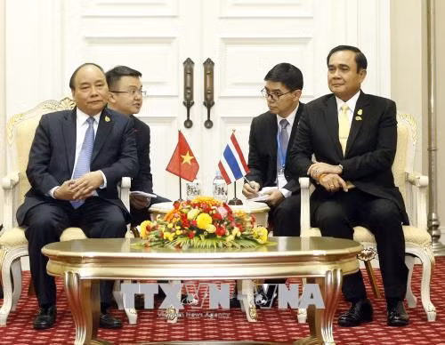 Le P​M Nguyen Xuan Phuc rencontre son homologue thaïlandais ảnh 1