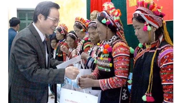 Une délégation de l’AN à Lai Châu pour offrir des cadeaux à l’occasion du Têt ảnh 1