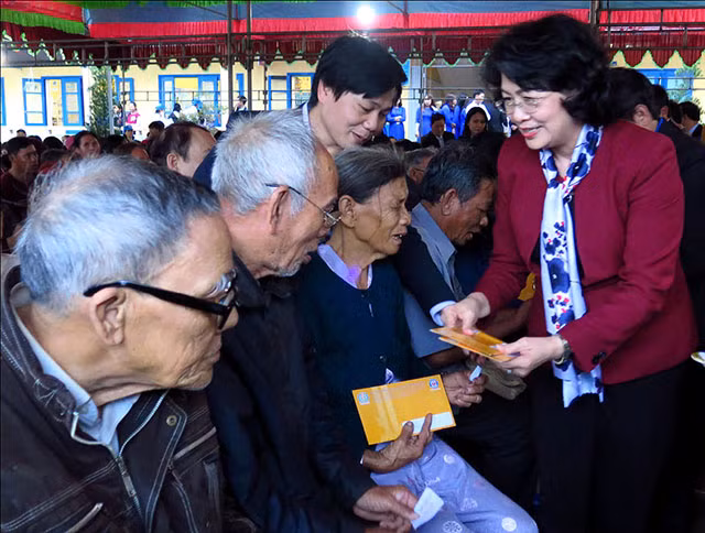 La vice-présidente Dang Thi Ngoc Thinh remet des cadeaux du Tet à Thua Thien-Hue ảnh 1