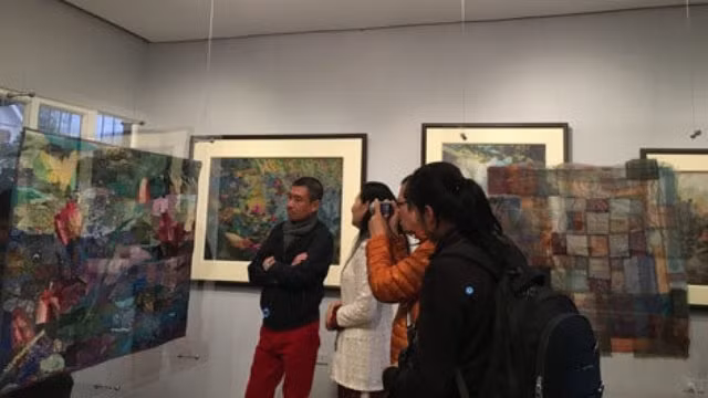 La passion pour la peinture sur tissu de deux artistes franco-vietnamiennes ảnh 1