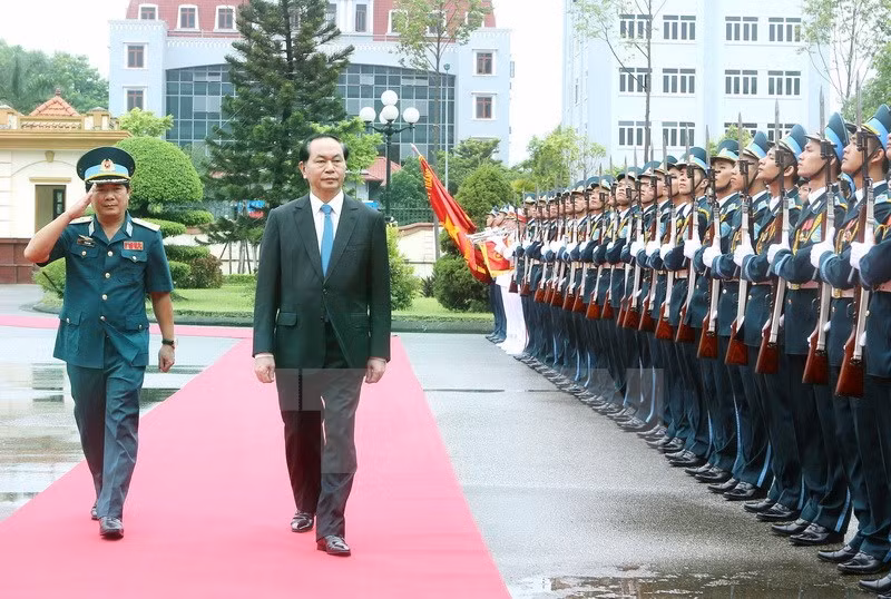 Le président Tran Dai Quang rend visite à l'armée de l'air et de défense antiaérienne ảnh 1
