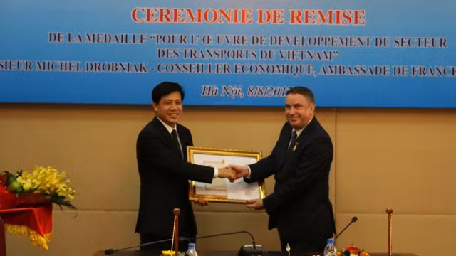 Le conseiller économique de l’ambassade de France au Vietnam à l'honneur ảnh 1