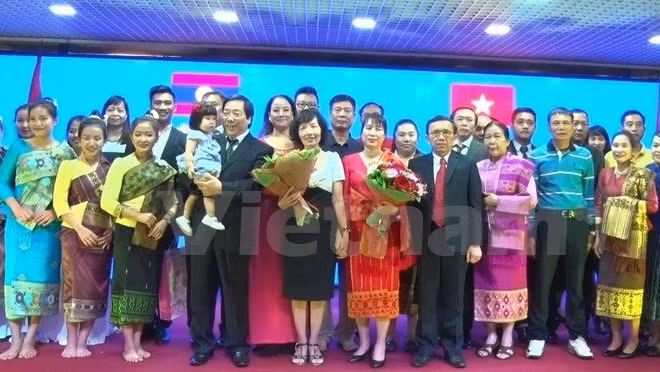 Échange culturel et sportif Vietnam-Laos en Russie ảnh 1
