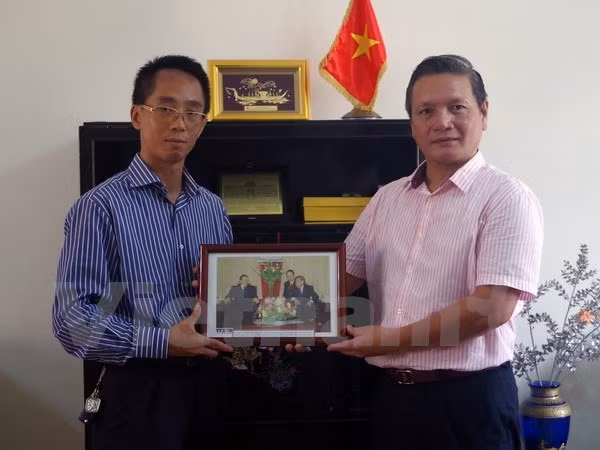 La VNA présente des photos d'amitié à l'ambassade vietnamienne en Algérie ảnh 1