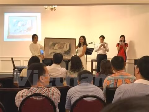 L’association Dong Hanh à Singapour octroie 32 bourses d’étude à des étudiants vietnamiens ảnh 1