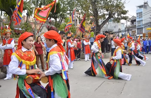 Représentation d’anciennes danses de Thang Long à l’occasion de la libération de la capitale ảnh 1