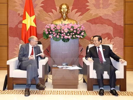 Le vice-président de l’AN Phung Quoc Hien reçoit des parlementaires de l’AELE ảnh 1