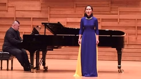 Une professeure vietnamienne deuxième du concours de chant de l'ASEAN ảnh 1