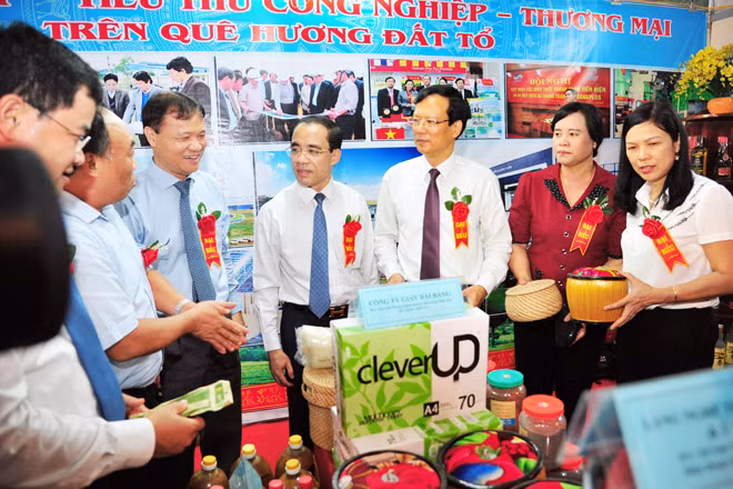 Ouverture de la Foire industrielle et commerciale du Nord-Est 2016 ảnh 1