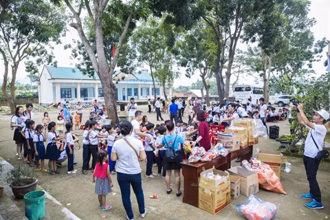 Opération "Gardez le sourire" pour les étudiants pauvres de Binh Thuân ảnh 1
