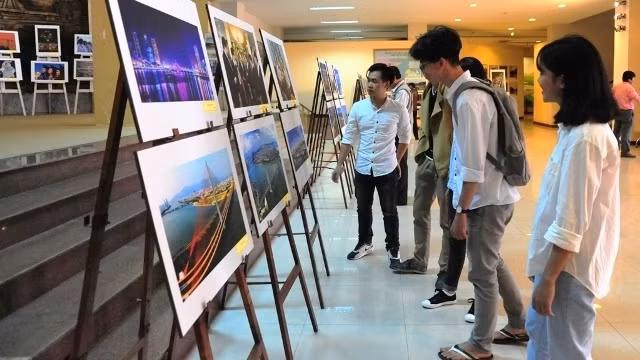 Exposition photographique : la ville de Dà Nang, un chemin de 20 ans ảnh 1