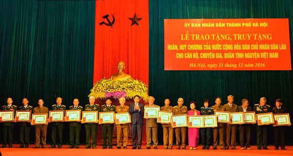 Hanoï: des volontaires et experts en mission au Laos à l'honneur ảnh 1