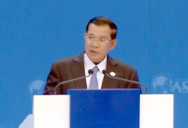 Le Premier ministre cambodgien commence sa visite officielle au Vietnam ảnh 1