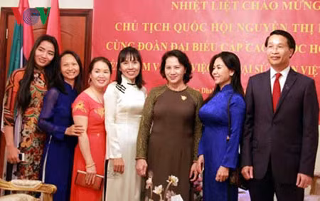 Nguyen Thi Kim Ngan rencontre des Vietnamiens aux Émirats arabes unis ảnh 1