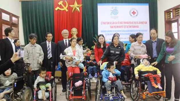 Fauteuils roulants japonais pour des enfants handicapés à Thanh Hoa ảnh 1