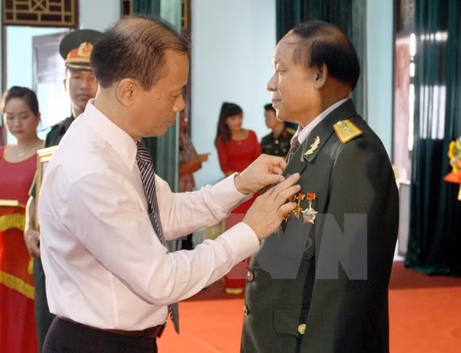 Le Laos honore des volontaires et experts vietnamiens ảnh 1