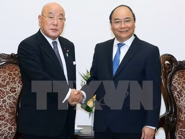 Nguyen Xuan Phuc reçoit le conseiller spécial du gouvernement japonais ảnh 1